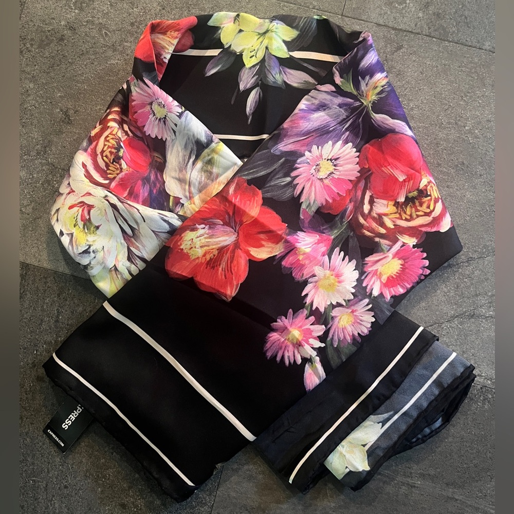 NWT Express. OS Scarf/Wrap in Beautiful Floral Design